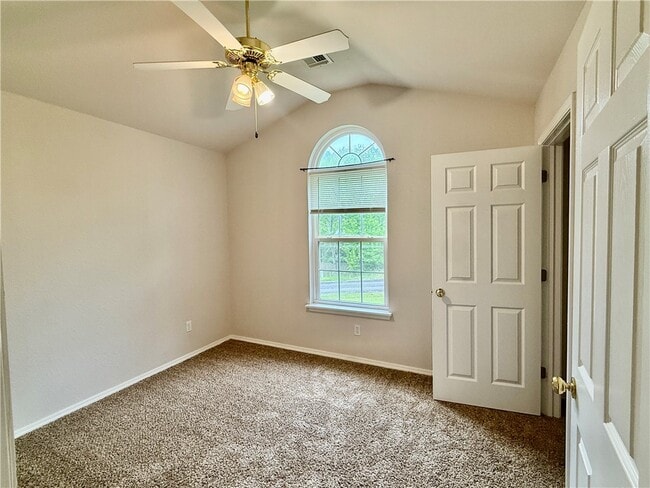 Building Photo - 15 Pennine Ln