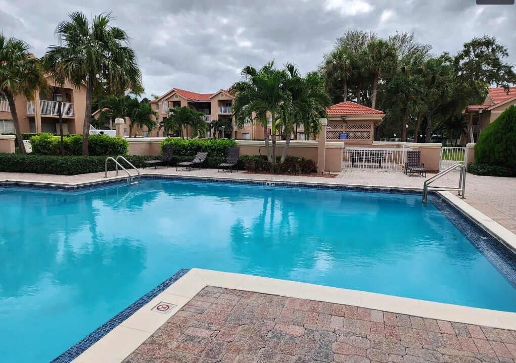 Building Photo - 10420 SW 158th Ct