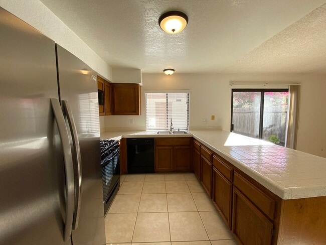 Building Photo - 3 Bed 2 Story Townhome in Tanglewood Community!