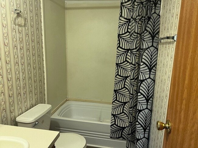 Building Photo - 2 Bedroom Singlewide near Pinetops Hilltop Mobile Home Park