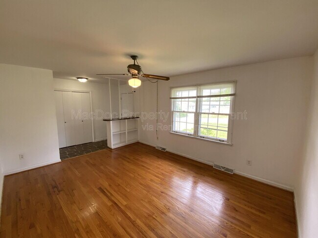 Building Photo - 1804 Sherwood Dr