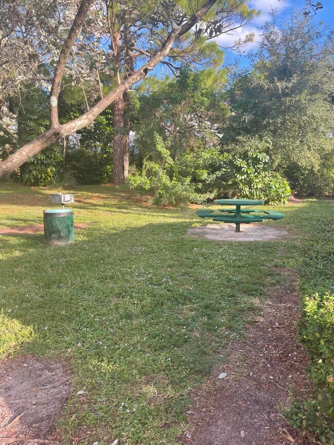 Building Photo - 865 Pipers Cay Dr
