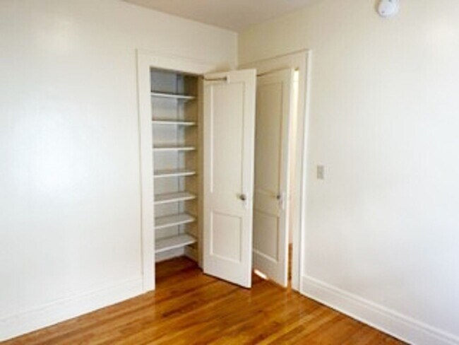 Building Photo - Newly Renovated Bright 2nd Floor Flat - 6/...