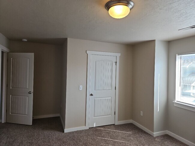 Building Photo - Fabulous Location!  3 bedroom, 2 bathroom ...