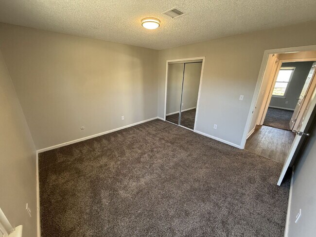 Building Photo - Updated 2 Bedroom/1 Bath Apartment in Parkville *READY NOW*