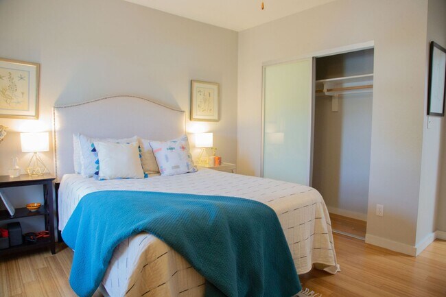 Building Photo - Chic 1-Bedroom Condo in North Capitol Hill...