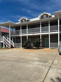 Building Photo - 500 Club Villa Court