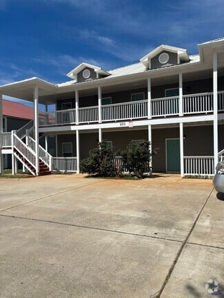 Building Photo - 500 Club Villa Court