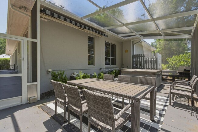 Building Photo - Must See Immaculate 3/2 Rainbow Springs with Lanai