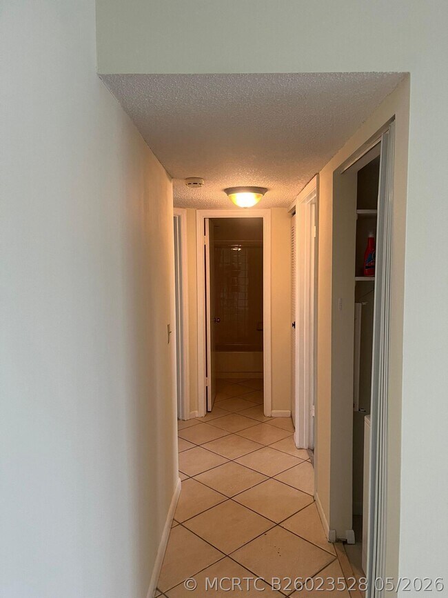 Building Photo - 9993 Three Lakes Cir
