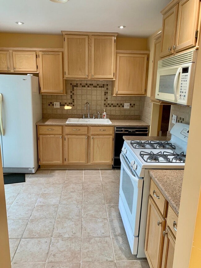 Building Photo - 156 Brookside Dr