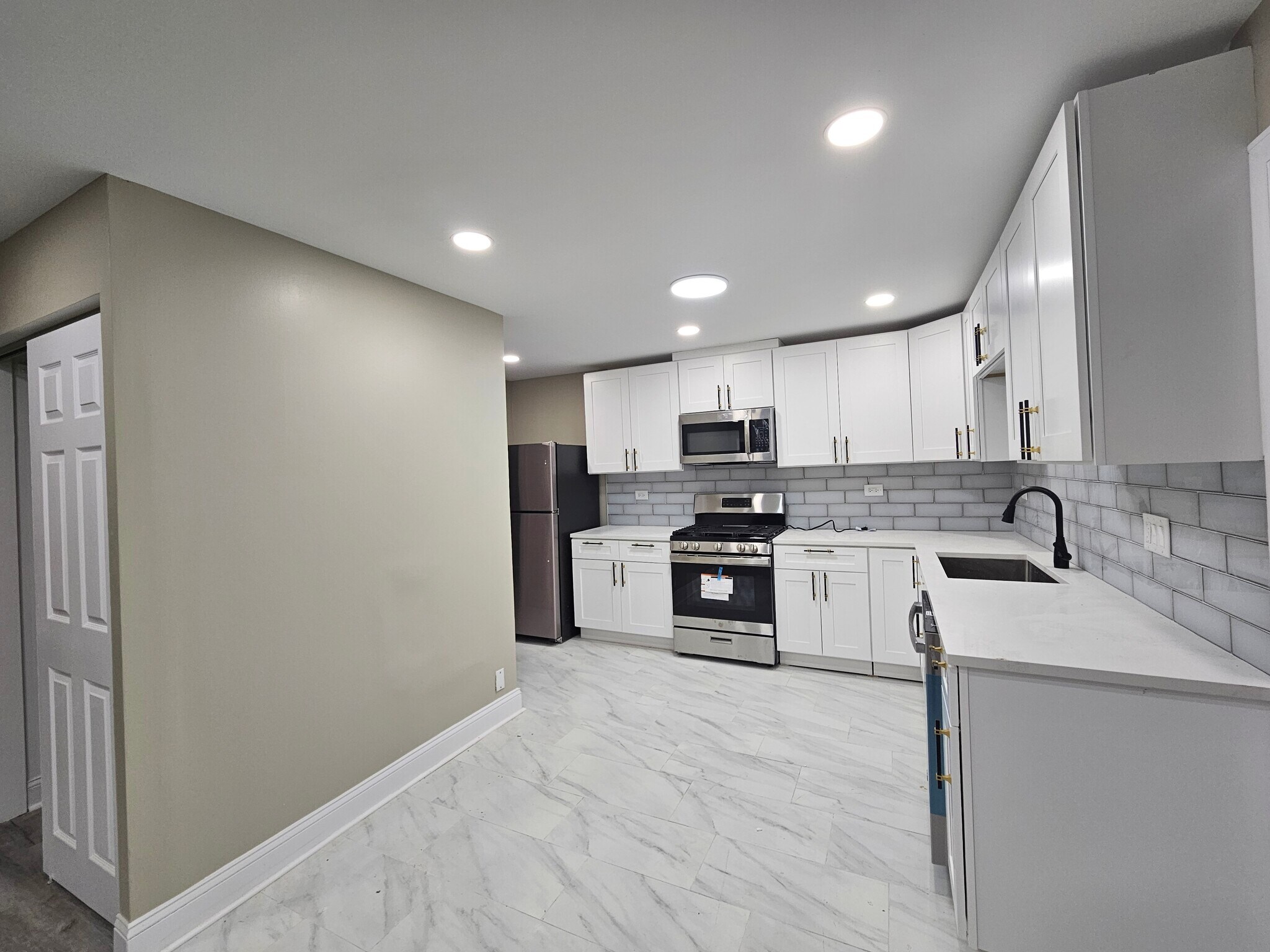 Building Photo - 1020 S Park Blvd