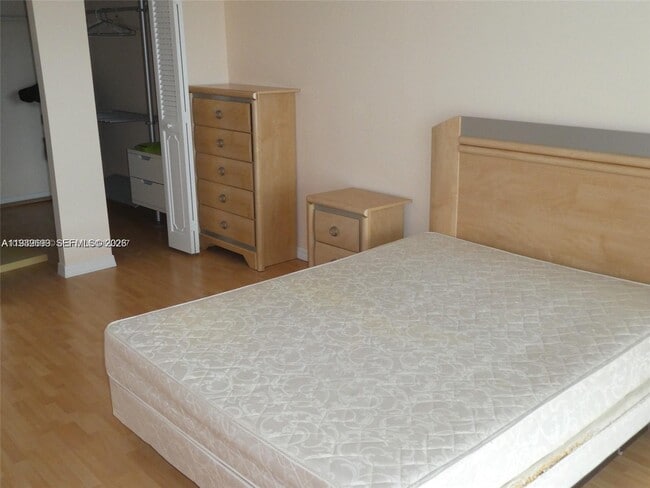 Building Photo - 800 Parkview Dr