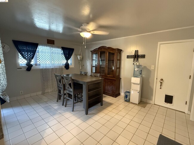 Building Photo - 1004 Almond St