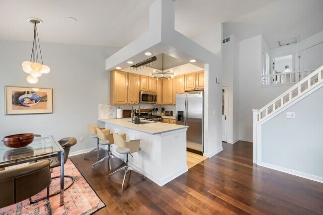 Building Photo - 2 BDR Gorgeous Updated Townhome with Huge Garden