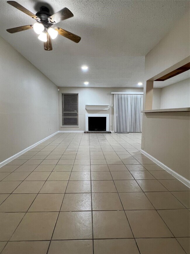Building Photo - 2130 Greenbriar Colony Dr