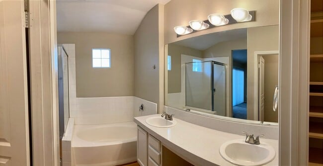 Building Photo - MOVE IN BONUS !! STUNNING BEAUTIFUL 3BD/2.5BA W/ DEN AREA CONDO/TOWNHOME LOCATED IN SUMMERLIN