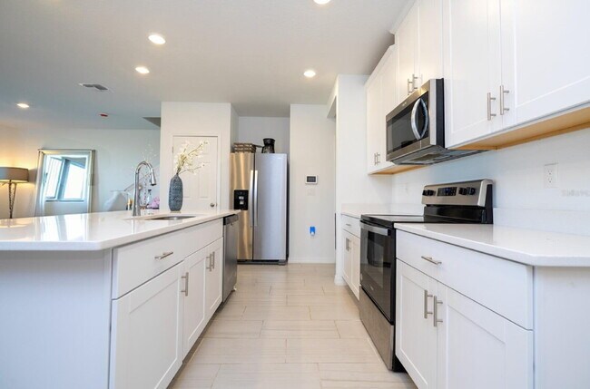 Building Photo - "Charming 3-Bed Townhouse in St. Cloud with Spacious 1,560 Sq Ft Layout and Modern Comforts!"