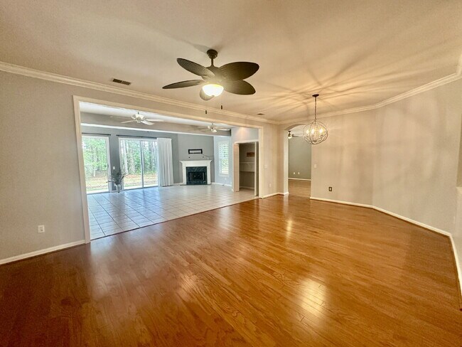 Building Photo - Spacious Open Floor Plan Home in Sun City!