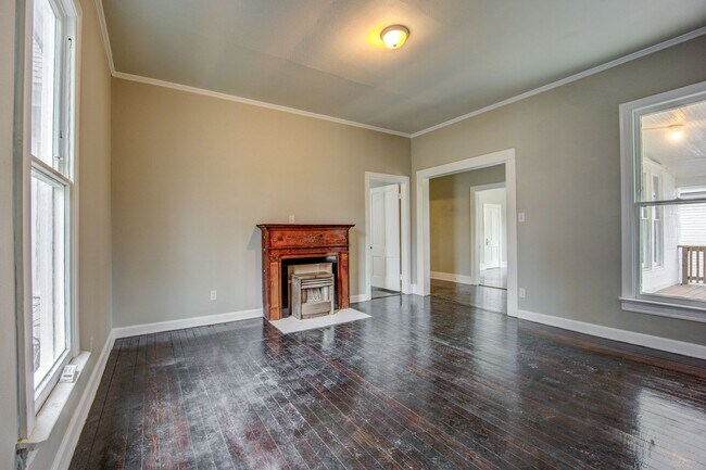 Building Photo - 516 S 17th St