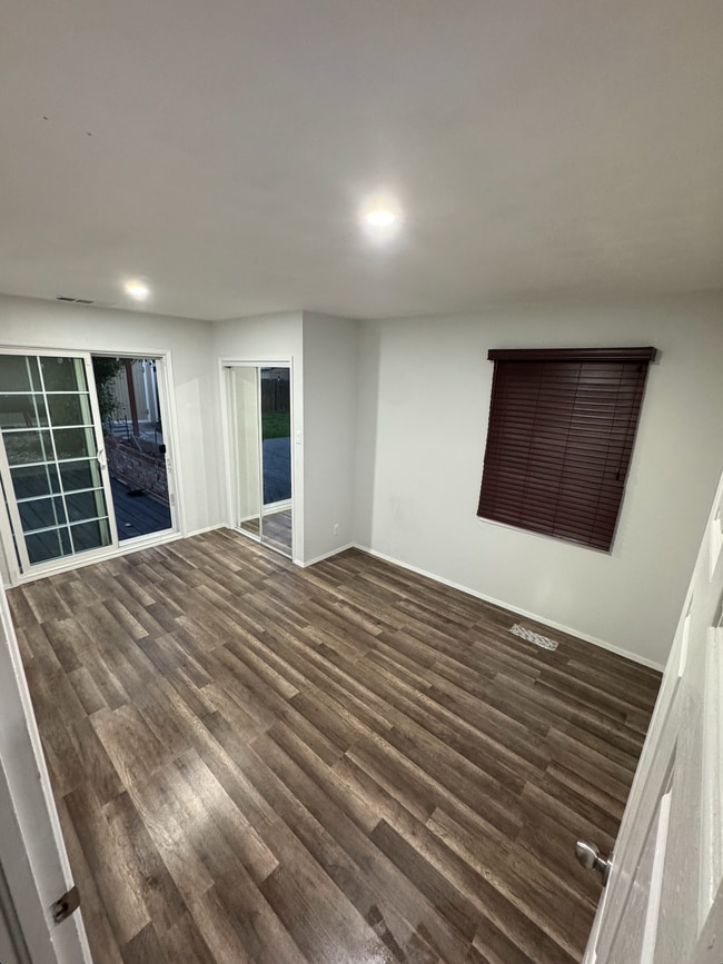 Building Photo - 720 Oakwood Ave