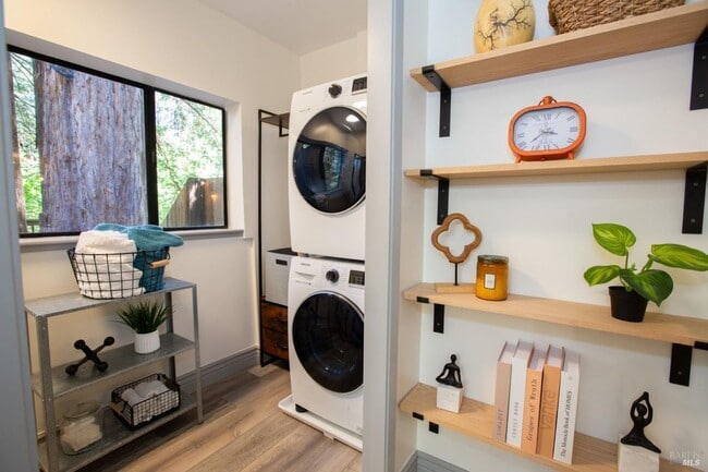 Building Photo - 654 Square Foot remodeled 2 bedroom, 1 bat...