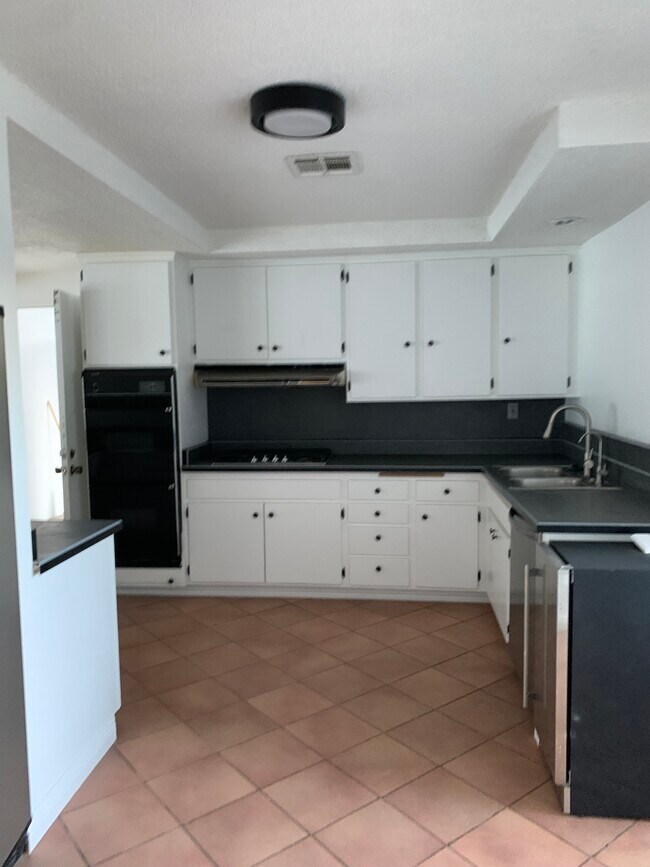 Kitchen - 835 N Rose Ave