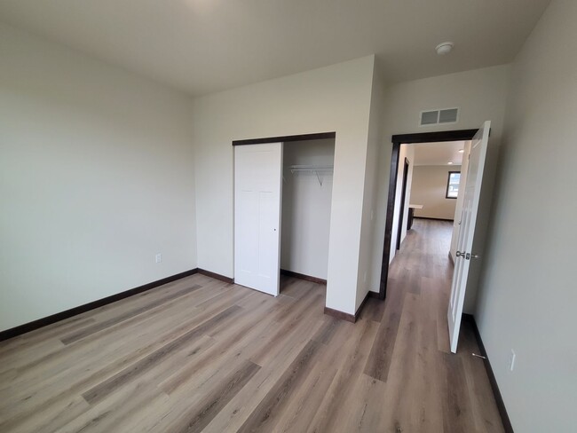 Building Photo - New 3 bedroom, 2 bathroom Town home in Pri...