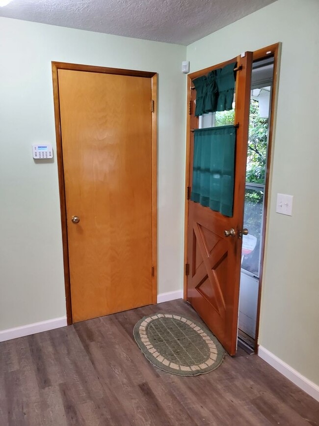 Building Photo - 3bd/1.5ba Completely Remodeled House with ...