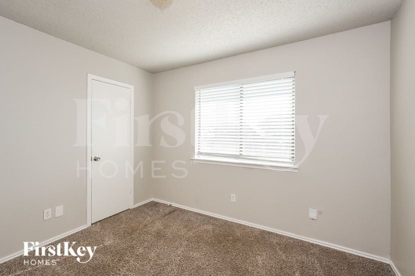 Building Photo - 911 Blewitt Dr