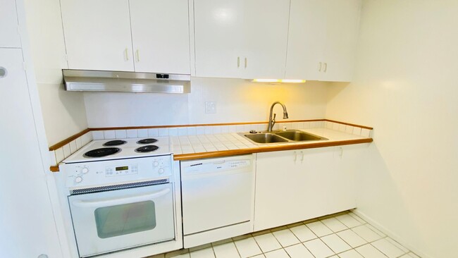 Building Photo - Newly renovated 2bedroom unit in metro Hon...