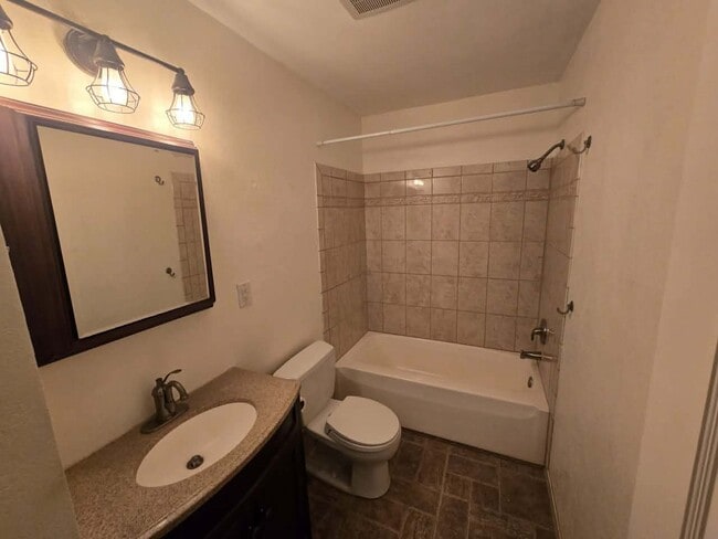 Building Photo - 1084 Yale Farm Rd