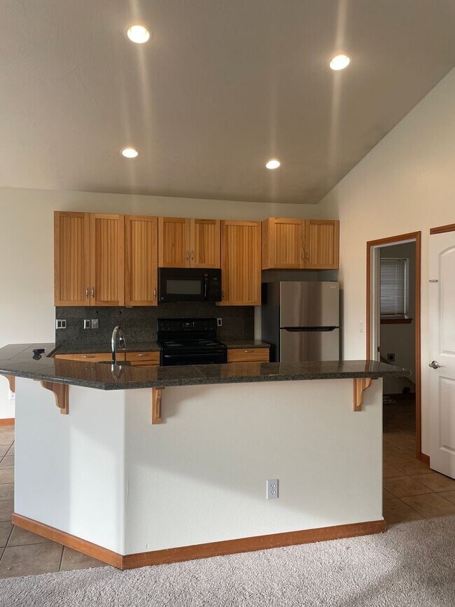 Building Photo - Spacious east side home