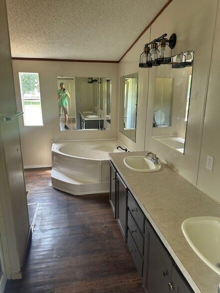 Building Photo - 105 Oakhill Ct