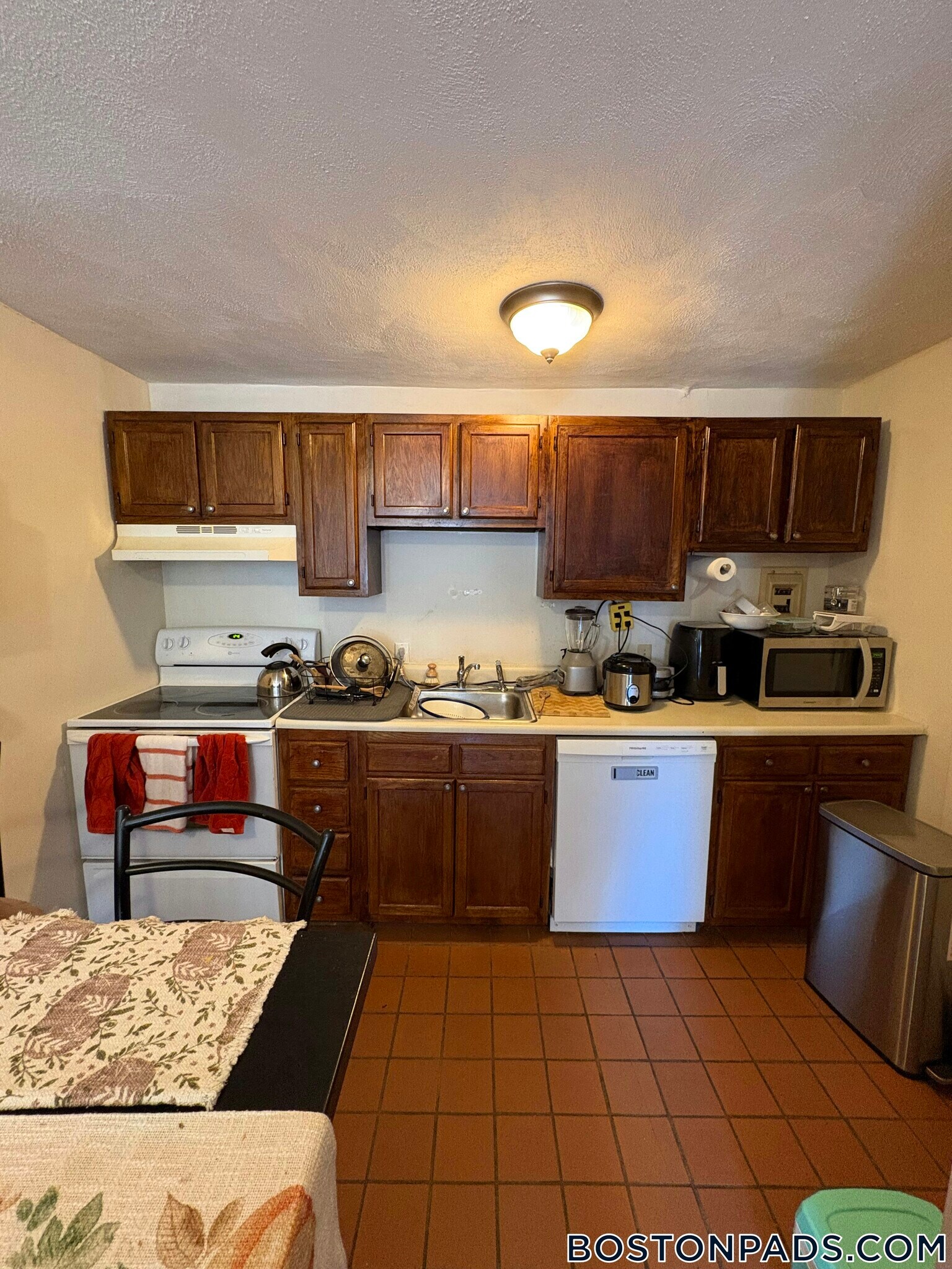 Building Photo - 245 Kelton St