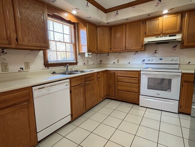 Building Photo - 3 Bedroom Home With Large Bonus Room Convenient to US 421