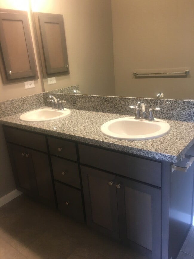 Building Photo - Beautiful Townhome in East Medford