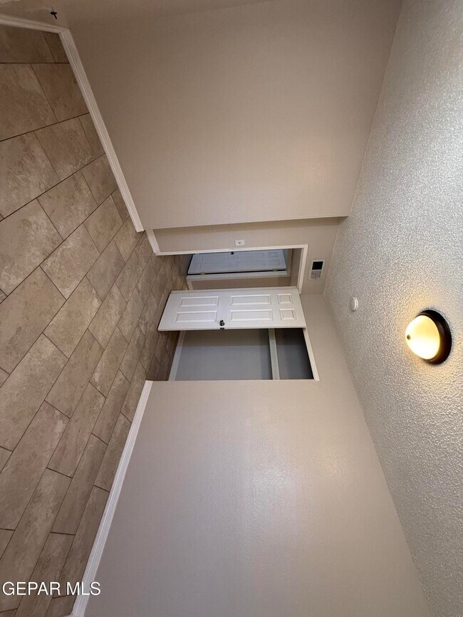Building Photo - 955 Versailles Dr