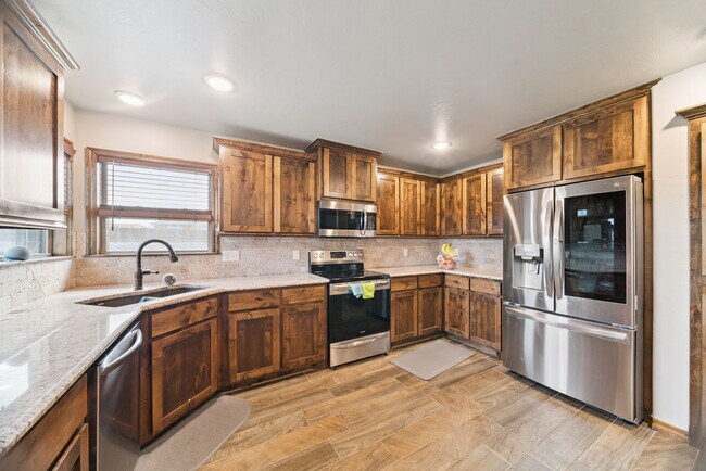 Building Photo - 1138 Jones Ave