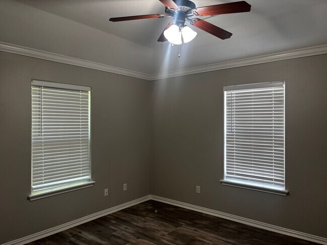 Building Photo - 3 bed 2 bath House