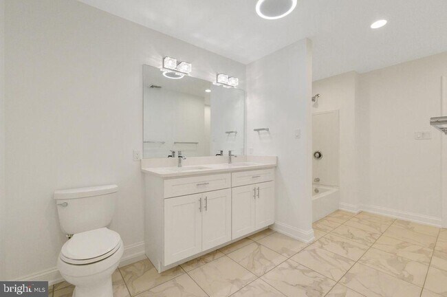 Building Photo - 301 S Adams St