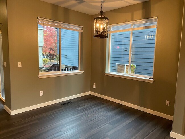 Building Photo - Custom Townhome in Camas School District! Stainless Steel Appliances and A/C!