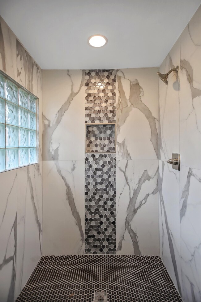 Building Photo - 237 N Bowlan St