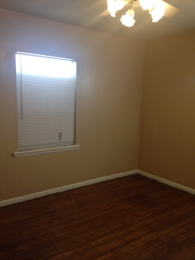Building Photo - 3 Bedroom  Bath House with 1 Car Garage