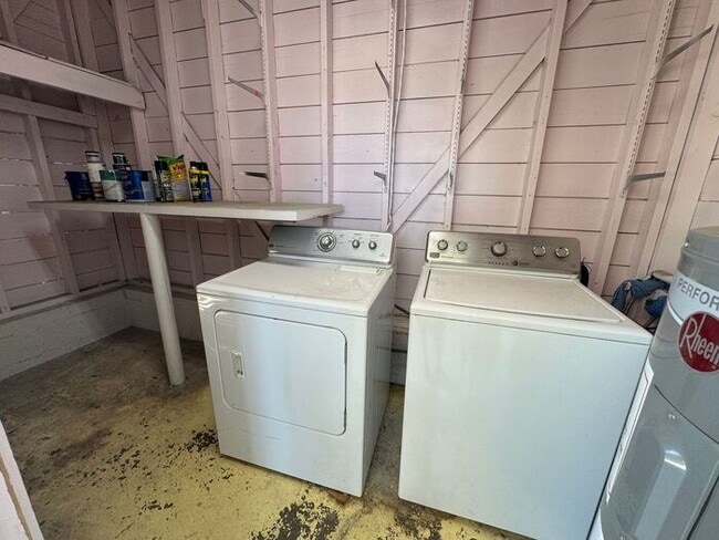 Building Photo - Pensacola - 2 bedroom, 2 bathroom w/ sunro...