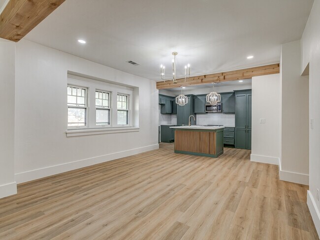Building Photo - 1723 W Park Pl