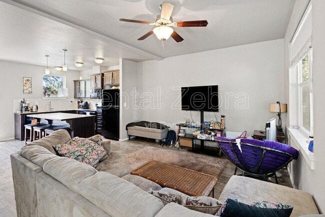 Building Photo - 5 SW Roosevelt Ave