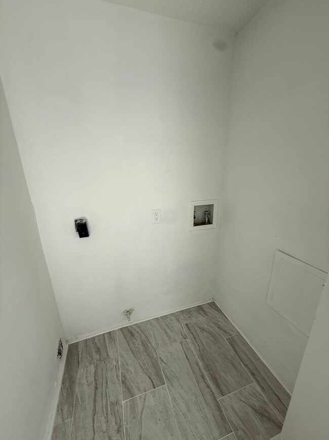 Building Photo - 402 Tresvant Dr