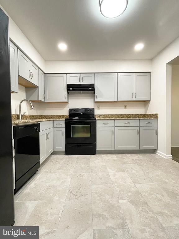 Building Photo - 204 Weatherstone Dr