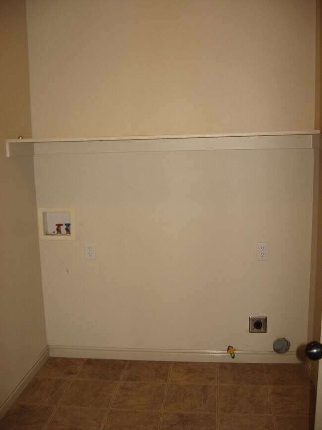 Building Photo - Cozy Corner Lot Duplex Home